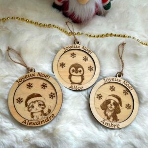 Boule de Noël personnalisée en bois – prénom gravé + motif animal (Chien, Chat, pingouin) – décoration artisanale