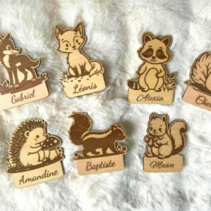 Marques-places personnalisés en bois – Animaux de la forêt – Prénom gravé – Baptême fille ou garçon