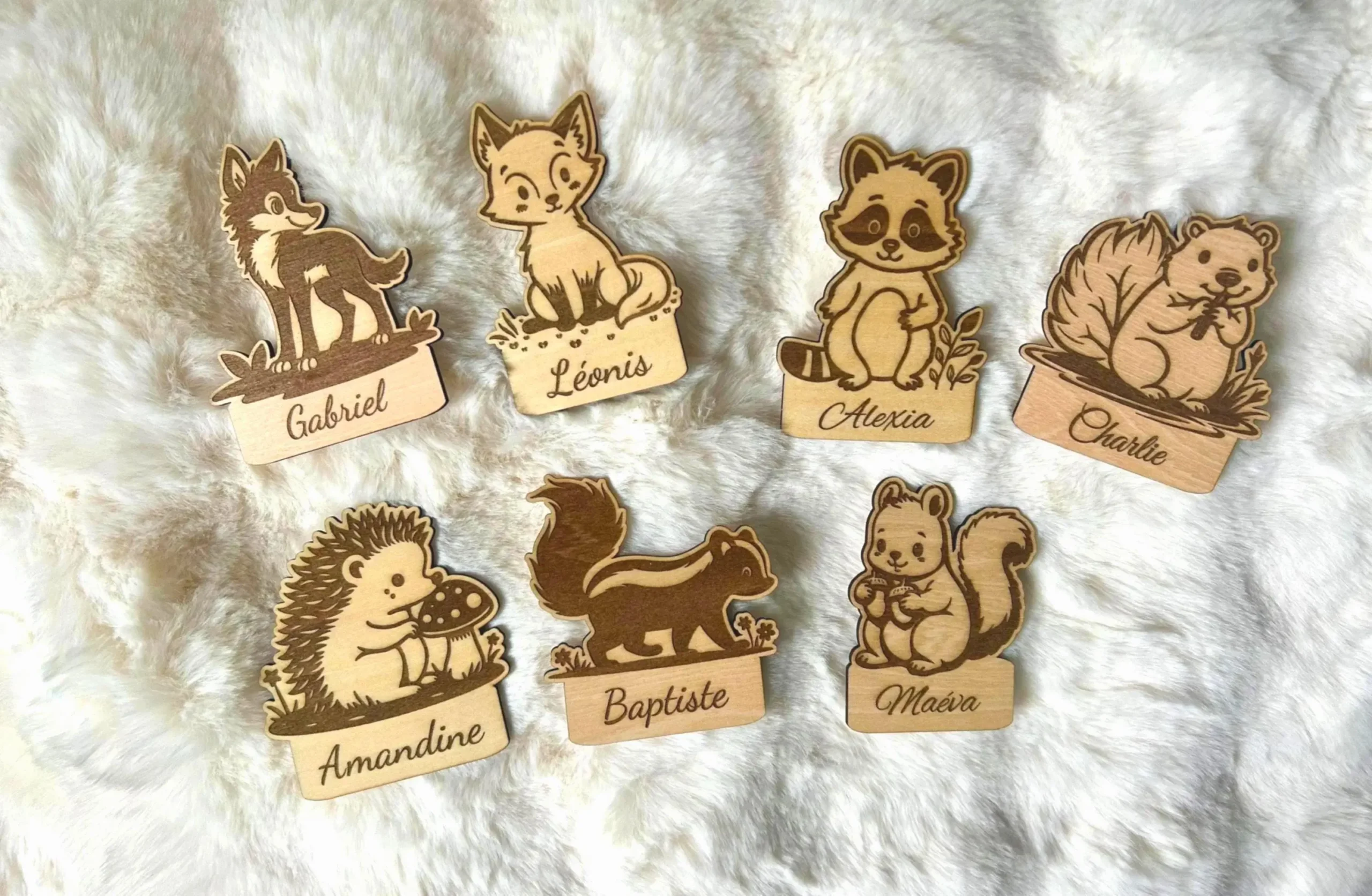 Marques-places personnalisés en bois – Animaux de la forêt – Prénom gravé – Baptême fille ou garçon