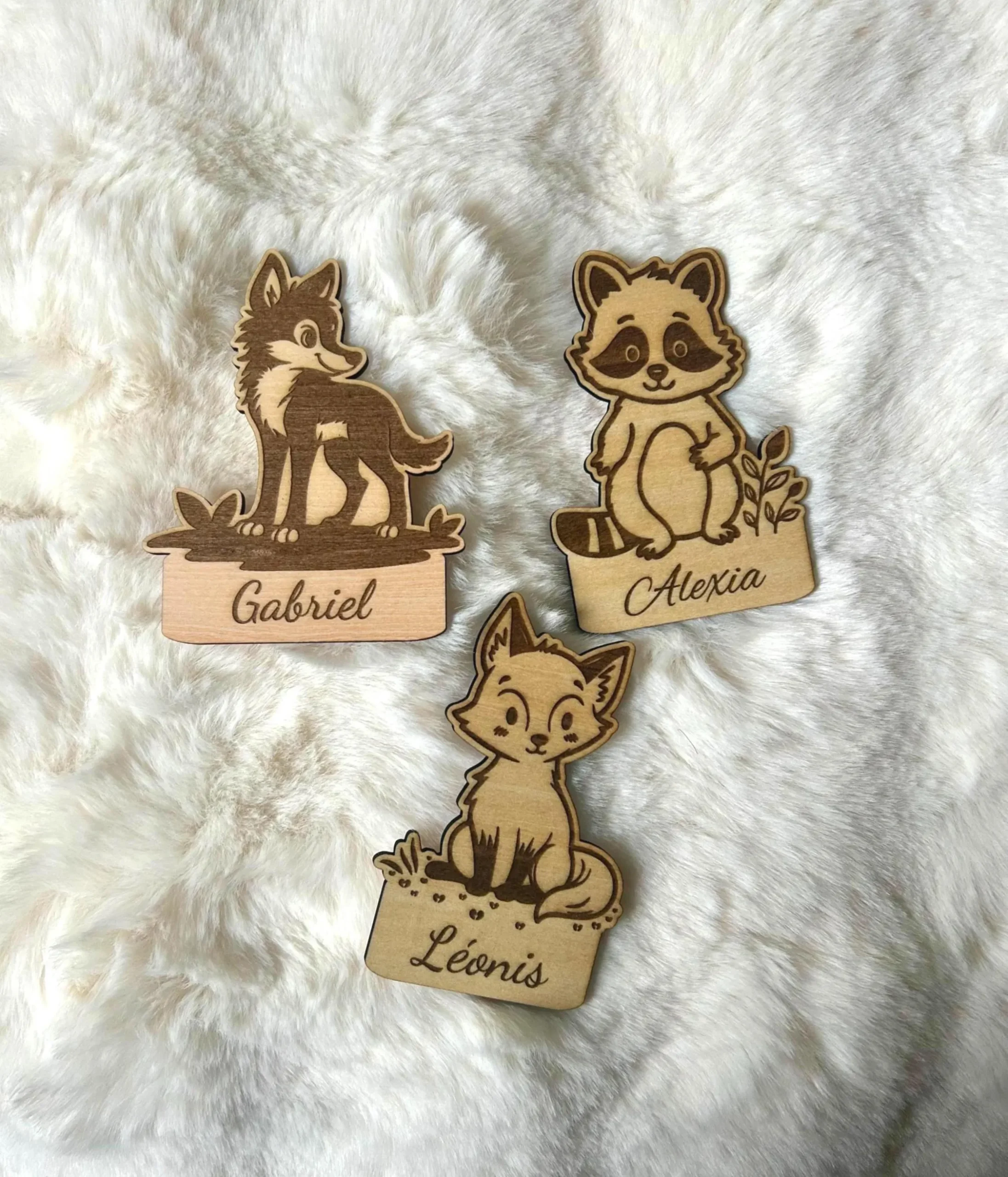 Marques-places personnalisés en bois – Animaux de la forêt – Prénom gravé – Baptême fille ou garçon – Image 3
