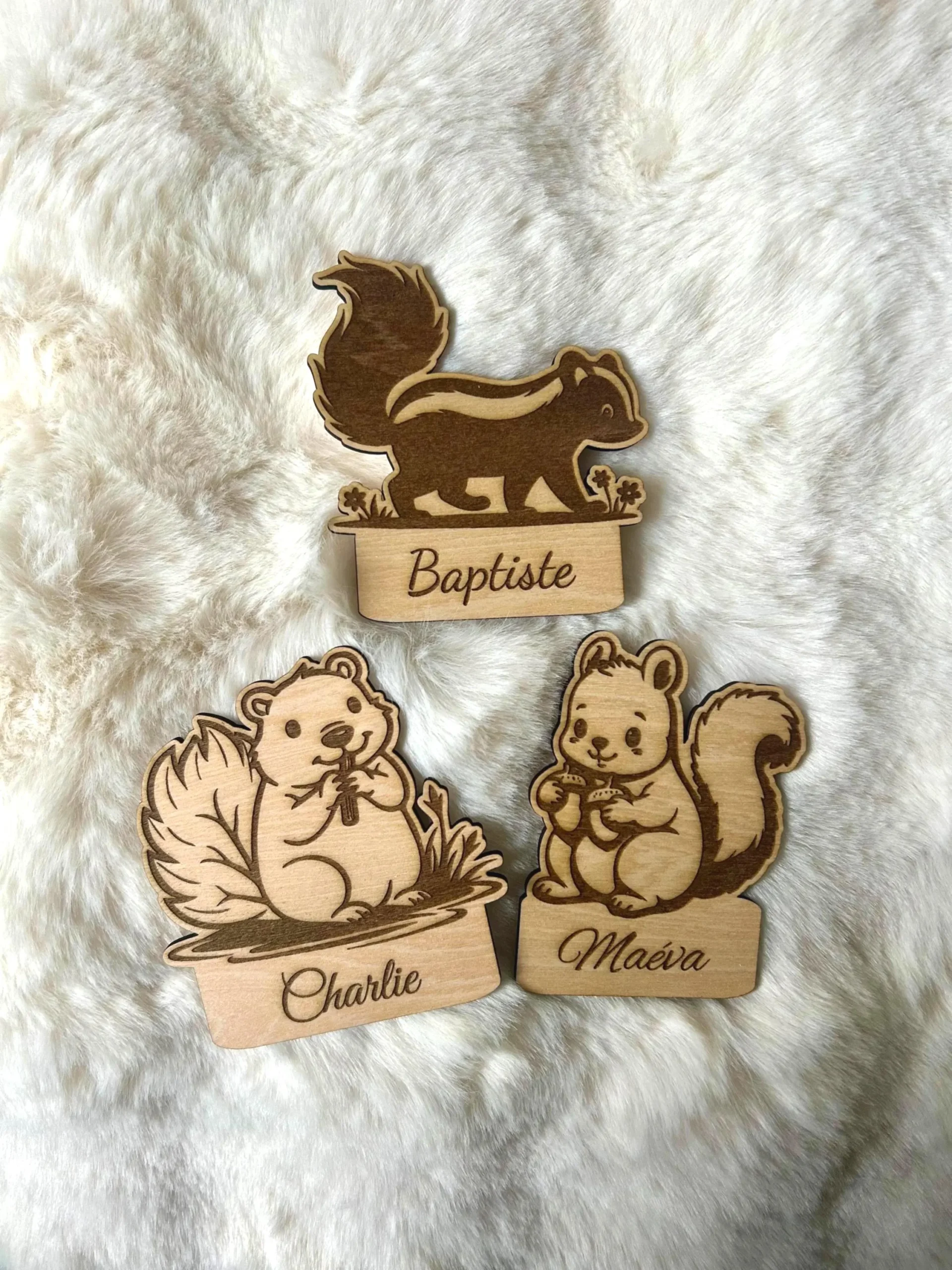 Marques-places personnalisés en bois – Animaux de la forêt – Prénom gravé – Baptême fille ou garçon – Image 2