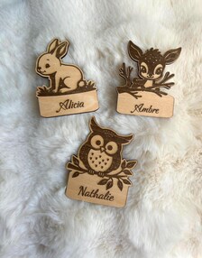 Marques-places personnalisés en bois – Animaux de la forêt – Prénom gravé – Baptême fille ou garçon – Image 4