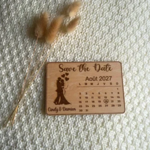 Magnet Save the Date gravé – Calendrier mariage – Bois personnalisé – Illustration couple