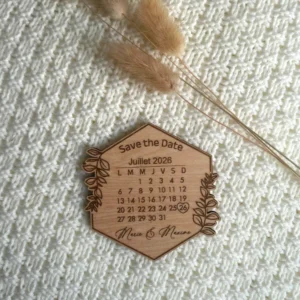 Magnet Save the Date en bois – Calendrier gravé personnalisé – Annonce mariage originale