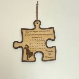 Suspension murale puzzle personnalisée – Cadeau couple, date de rencontre, décoration romantique en bois gravé