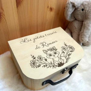 Valise à souvenirs bébé personnalisée en bois avec renard et fleurs gravées